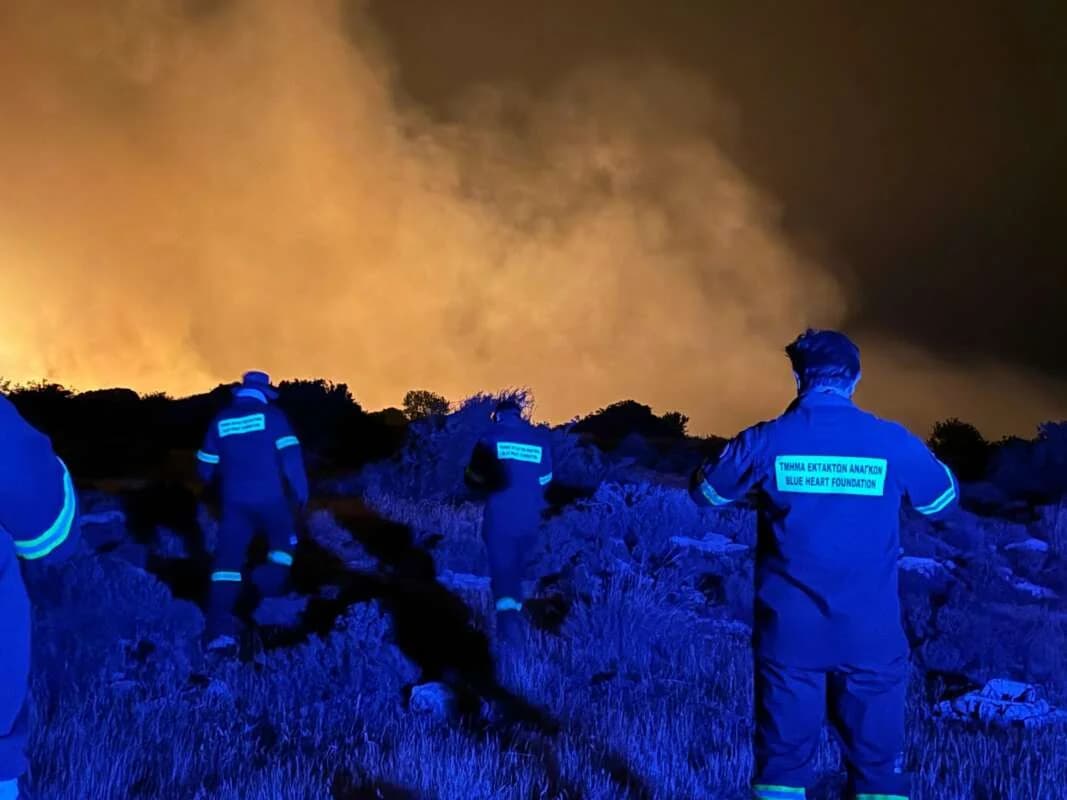 Voluntarios de Blue Heart Foundation luchan contra el fuego durante la noche