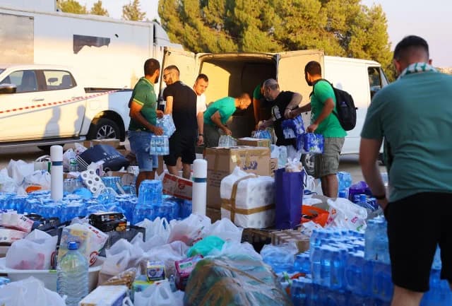 Recolección de Ayuda Fuera del Estadio GSP para las Víctimas del Fuego