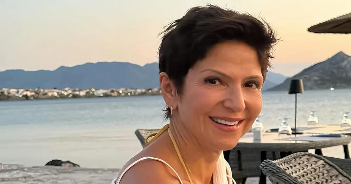 Tamila Koulieva: Urlaub und Entspannung im blauen Badeanzug