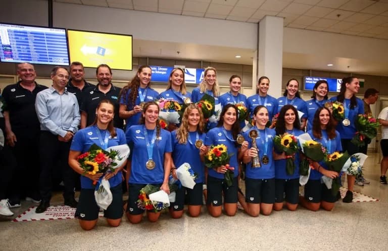Triumphale Rückkehr der 'goldenen' Wasserball-Champions nach Griechenland