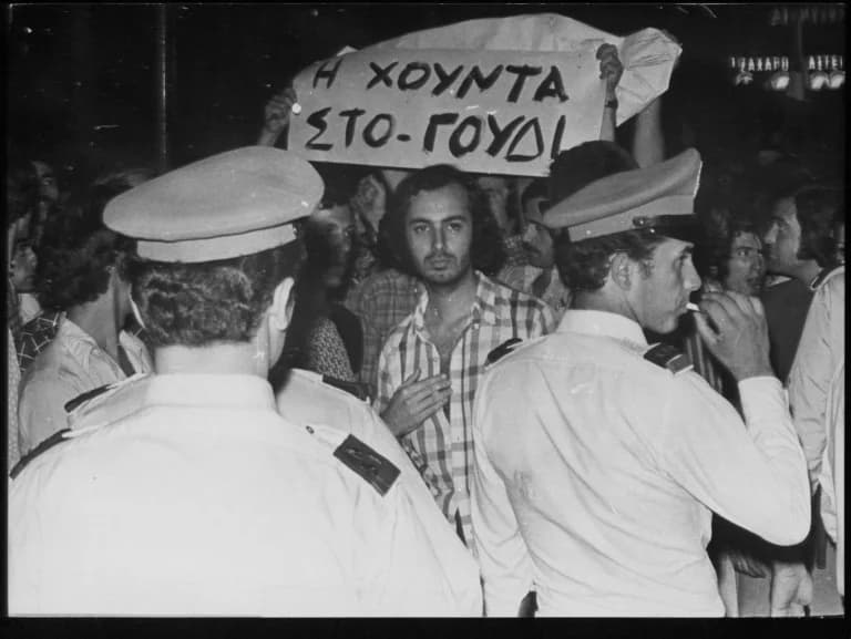 עידן פוסט-חונטה: קרע פתוח בחברה היוונית