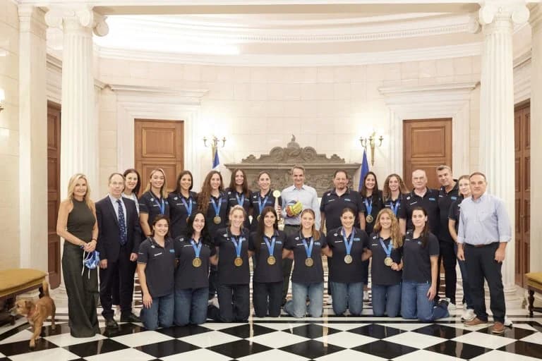 Mitsotakis und Grabowski empfangen die griechische Wasserballnationalmannschaft der Frauen