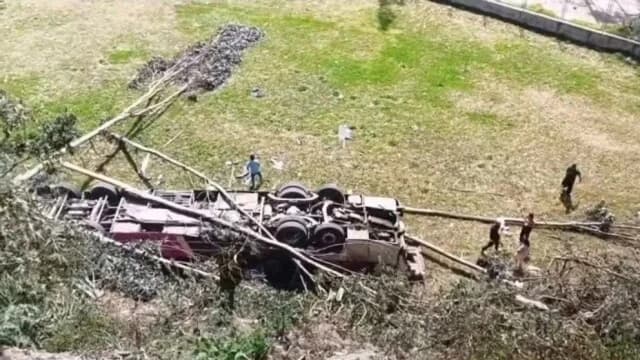 秘鲁悲剧：巴士坠入峡谷致15人死亡