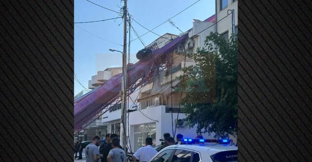 Crane Collapses onto House in Peristeri, Driver Slightly Injured
