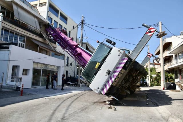 Peristeri: Crane Accident – Possible Road Subsidence