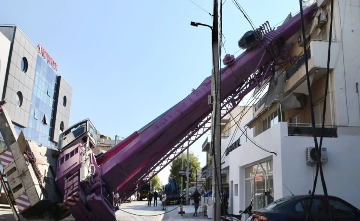 Crane Collapses onto House in Peristeri, Athens