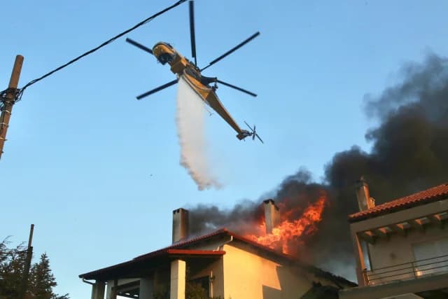 Beeindruckender Wasserabwurf durch Hubschrauber auf brennendes Haus in Kryoneri – Video