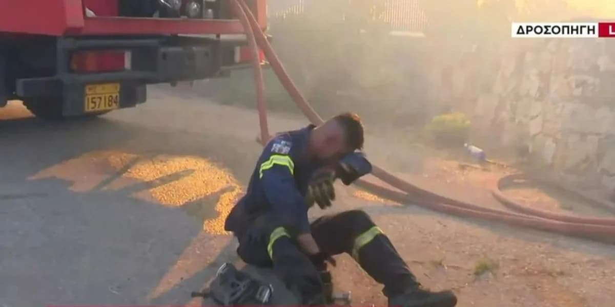 Εθελοντής πυροσβέστης καταρρέει μετά από μάχη με τις φλόγες στη Δροσοπηγή
