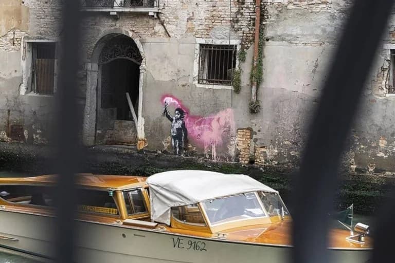 Venecia: La obra 'Niño Migrante' de Banksy será restaurada pese a la oposición