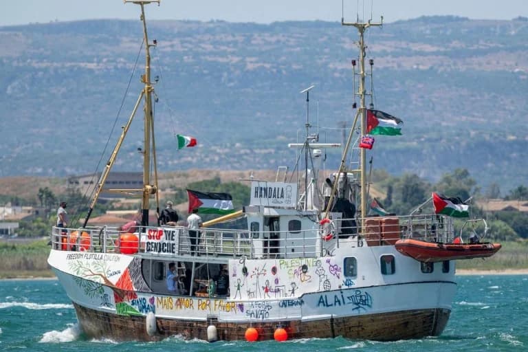 ישראל: הספינה הנדלה עם סיוע לעזה מוקפת במל"טים