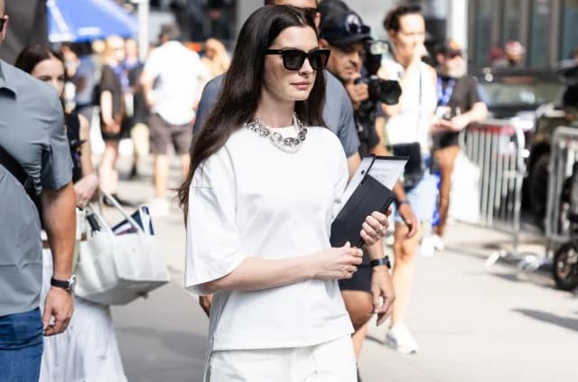 Η Αν Χάθαγουεϊ με total white look στα γυρίσματα του The Devil Wears Prada 2