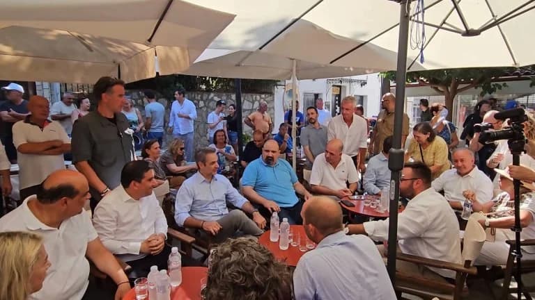 Mitsotakis und Triantopoulos gemeinsam in Skiathos: Unterstützung inmitten von Reaktionen auf Tempi