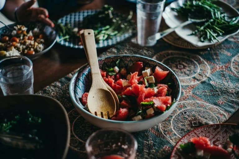 Sommersalat: Wassermelone, Gurke, Tomate und Mandeln