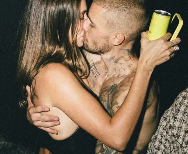 Hailey y Justin Bieber: Apasionado beso en la fiesta del álbum
