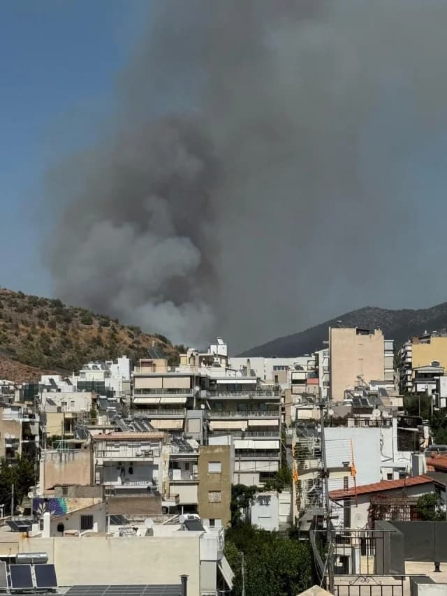 Feuer in der Nähe von Katechaki: Ausfahrten der Attiki Odos gesperrt