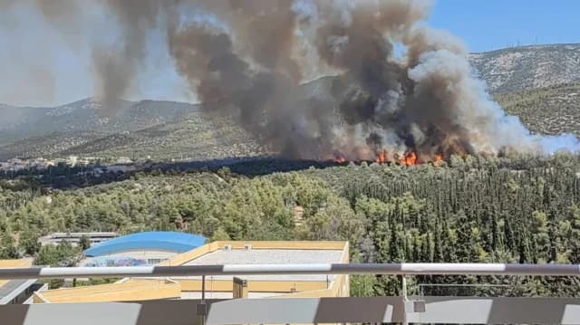 Φωτιά στον Υμηττό: Μήνυμα 112 για ετοιμότητα στην Πολυτεχνειούπολη