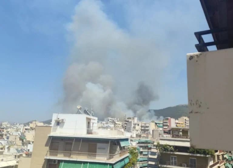 Feuer in Polytechnioupoli: Verkehrsregelungen auf Katechaki und Attiki Odos