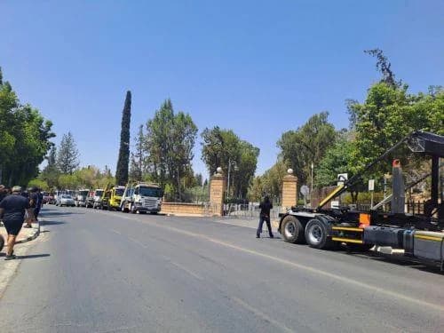 מובילי סקיפ מפגינים מחוץ לארמון הנשיאות
