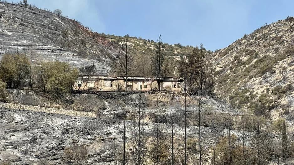 קורע לב: מתנדבים מצילים קשיש מהאש