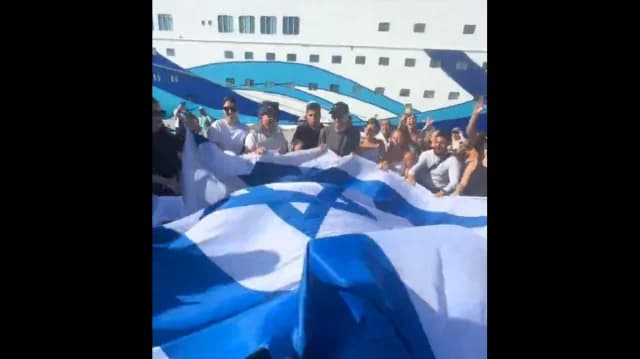 Ρόδος: Ισραηλινοί τουρίστες χορεύουν με σημαία στο λιμάνι