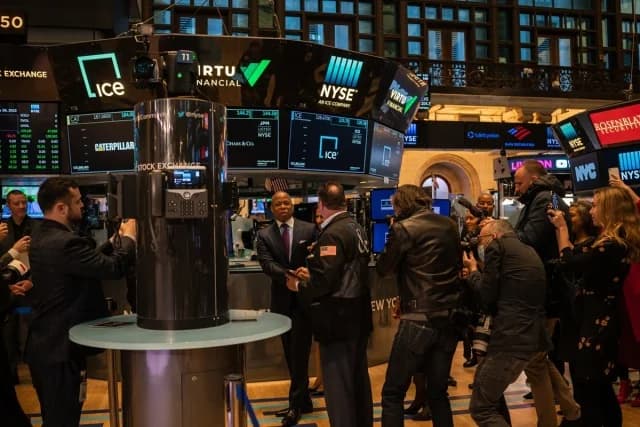 Ήπιες διακυμάνσεις στη Wall Street εν αναμονή εταιρικών αποτελεσμάτων