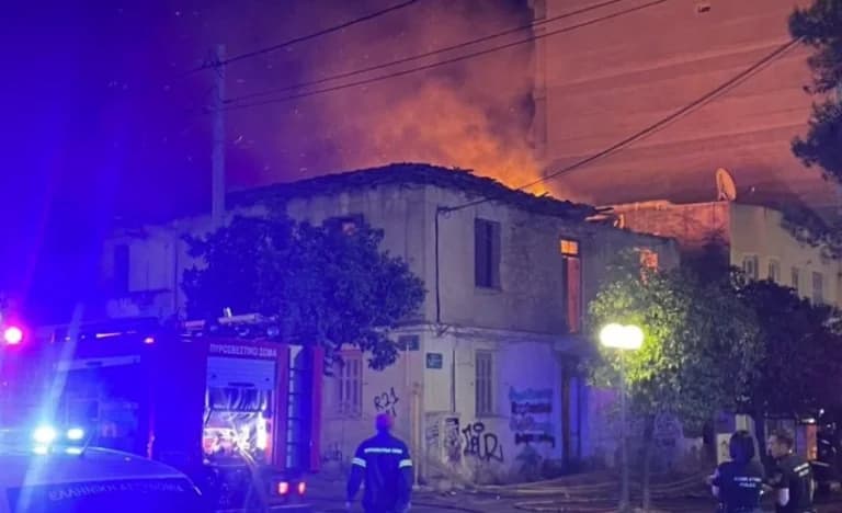 Incendio en Edificio Abandonado en Nea Ionia