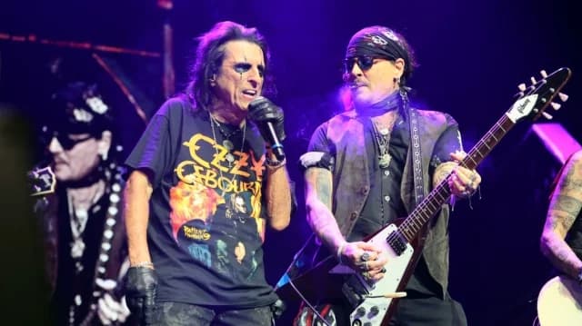 Johnny Depp ehrt Ozzy Osbourne bei Alice Cooper Konzert