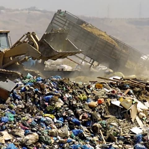 אתרי פסולת בלתי חוקיים: בעיה מרכזית בקפריסין