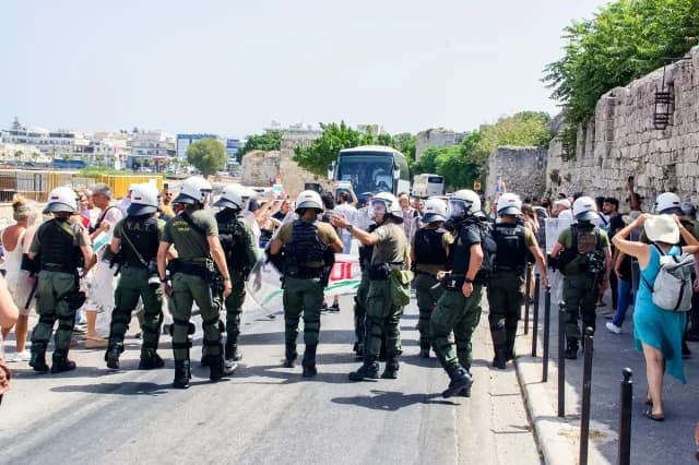ΕΛΑΣ: Ανακοίνωση για συλλήψεις και επεισόδια στη Ρόδο