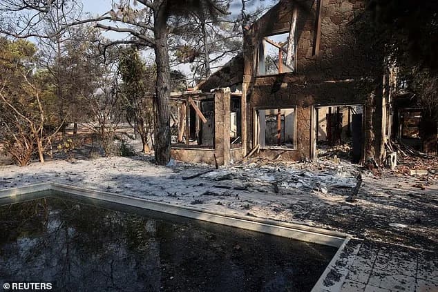 Британка в слезах увидела свой разрушенный дом в Соуни, Кипр