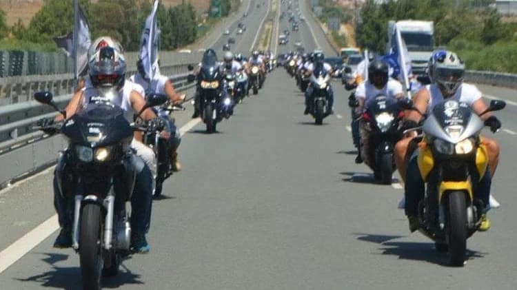 摩托车手齐聚 Paralimni 纪念 Isaac 和 Solomou
