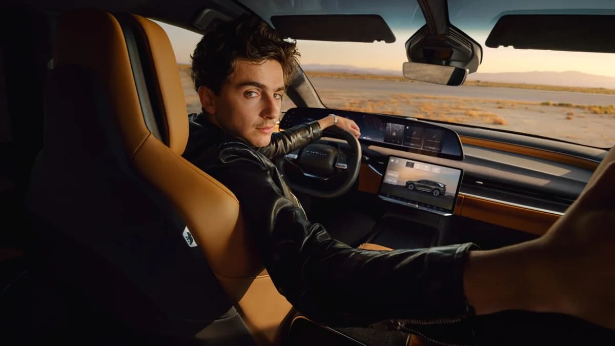 Timothée Chalamet se electrifica: El actor firma un acuerdo con una empresa de coches de lujo