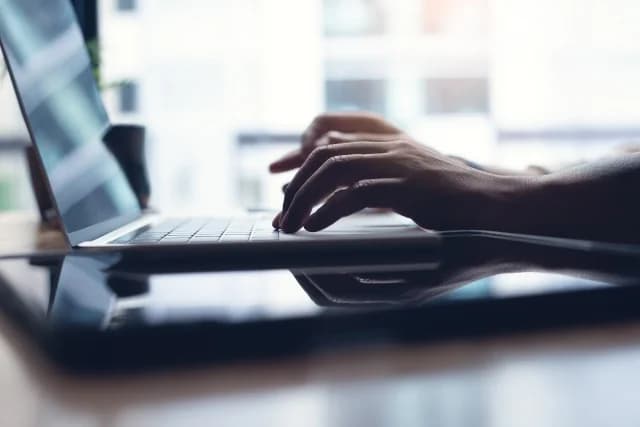 Volos: Mutter wegen Kinderpornografie und Inzest angeklagt