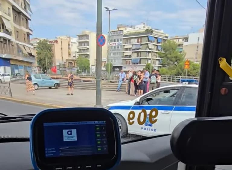 Bus- und Autokollision auf der Syngrou Avenue: Sechs Verletzte