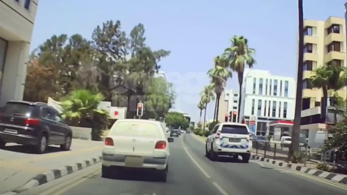 Nicosia: Coche de policía se salta un semáforo en rojo e ignora a un peatón