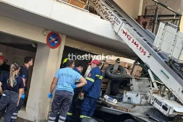 Thessaloniki: Crane Truck Crashes into Apartment Balcony