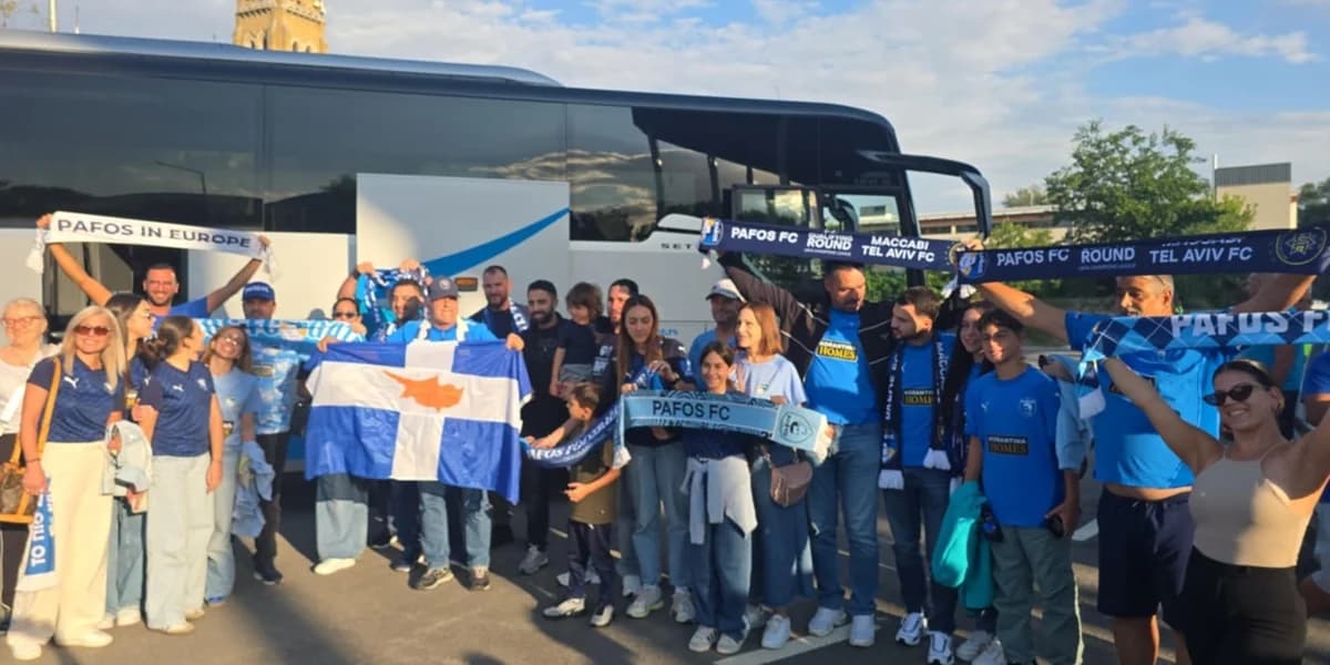 אוהדי פאפוס FC באצטדיון TSC למשחק נגד מכבי (VID)