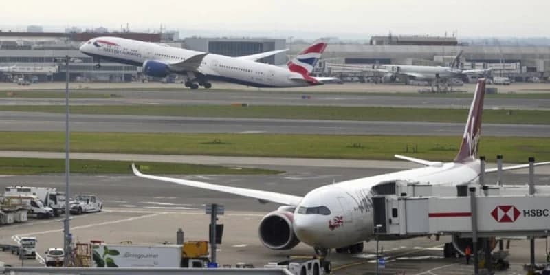 Interrupciones de vuelos en Reino Unido: aviones en tierra por problema técnico