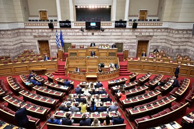 Напряженность в парламенте: столкновение из-за позиции ND при голосовании