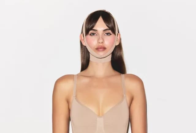 Kim Kardashian lanza faja facial que genera controversia
