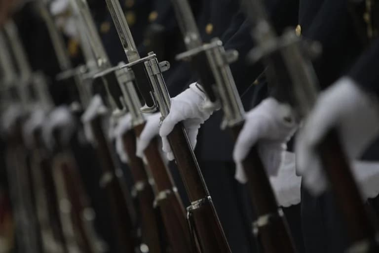 Поправка о переводах братьев и сестер в военные академии