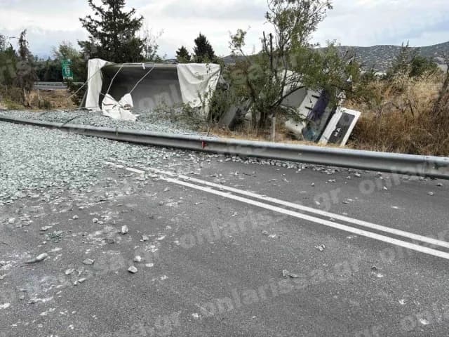 Авария в Ларисе: грузовик съехал с национальной дороги