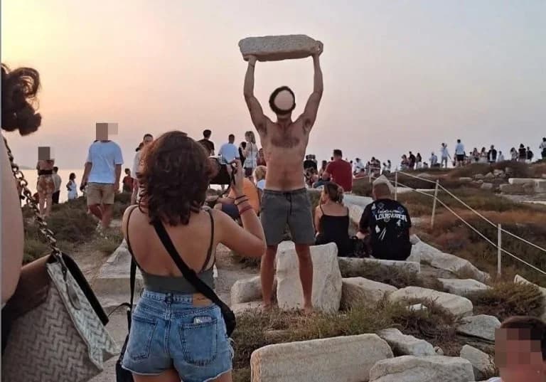 Νάξος: Αντιδράσεις για τουρίστα που φωτογραφήθηκε με μάρμαρο στην Πορτάρα