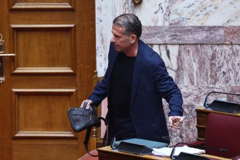 Fuerte discusión en el Parlamento entre Lazaridis y Karanastasis