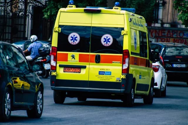 Piräus: Auto erfasst und verletzt 31-jährige Frau schwer