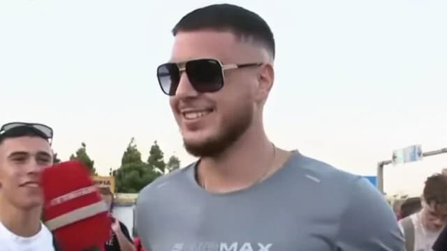 Un joven describe las noches de vacaciones en Paros con una frase épica