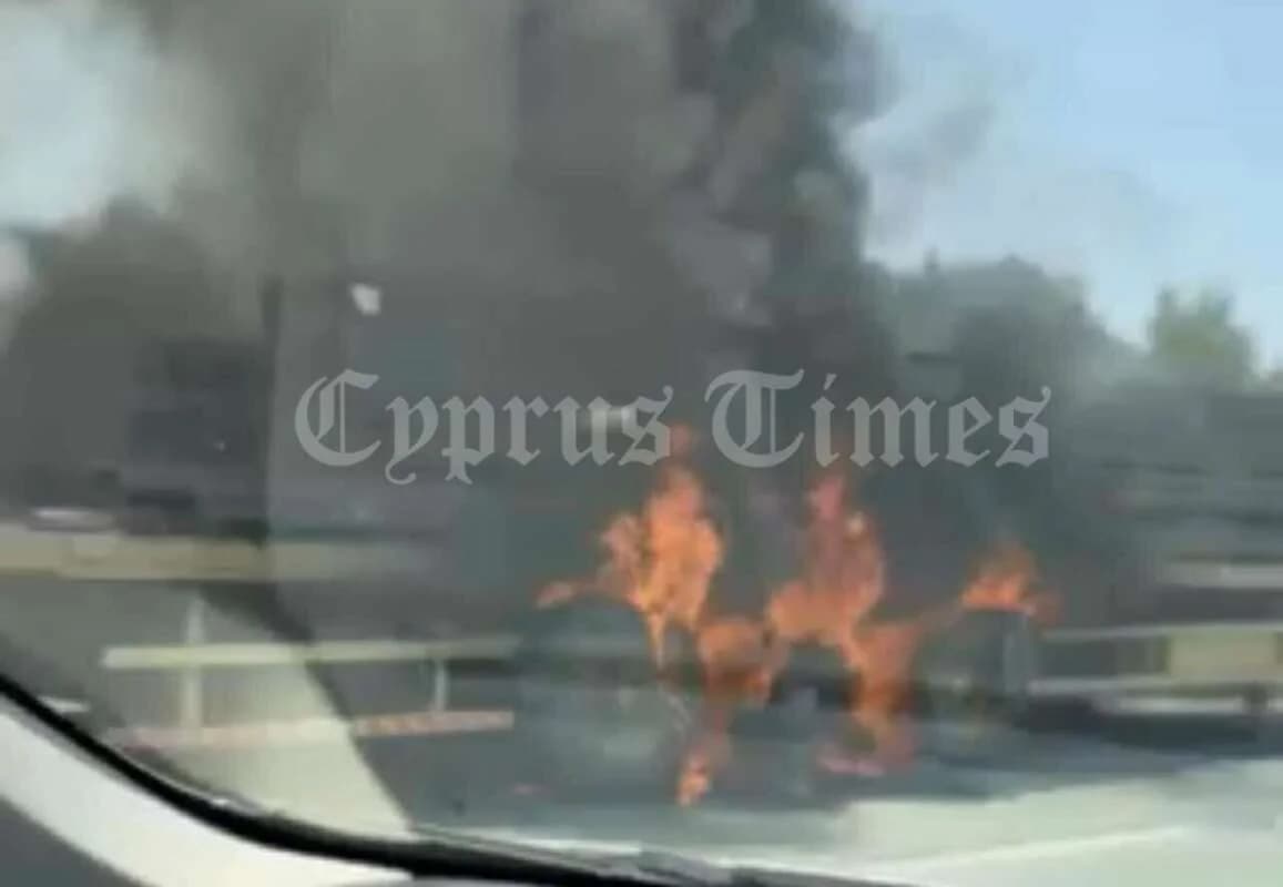 LKW auf Autobahn in Nikosia in Flammen