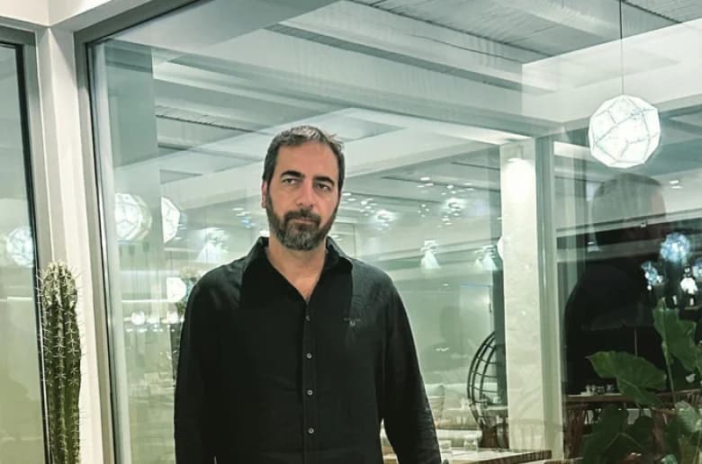 Loris Loizidis y Styliana Marangou: Rara foto con sus hijas gemelas