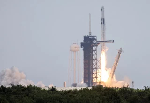 חללית SpaceX שוגרה בהצלחה לתחנת החלל הבינלאומית