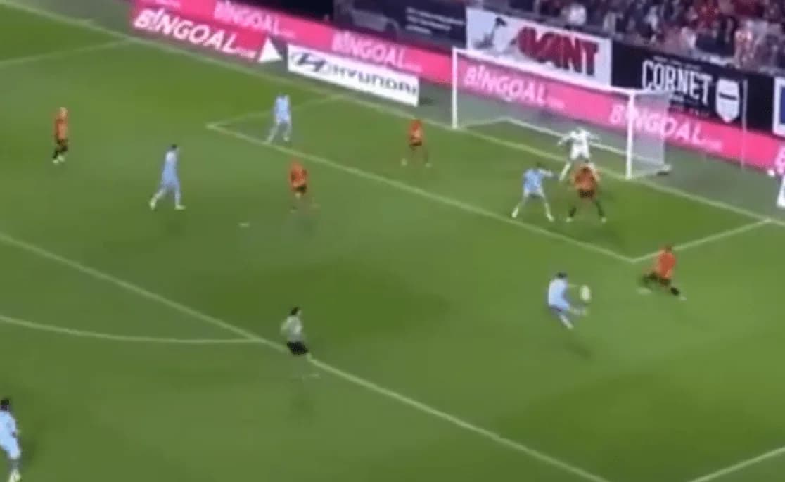 Golazo de Tzolis: Abre su cuenta en Bélgica (video)